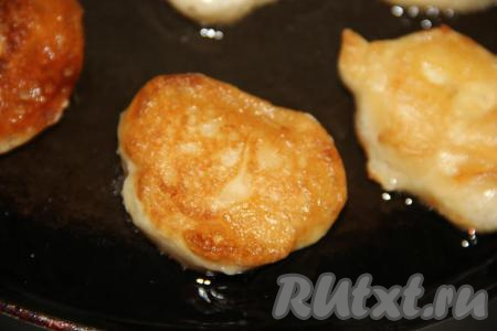 Обжарить на среднем огне с двух сторон до золотистого цвета.