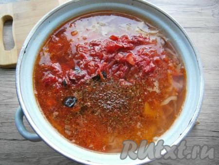 Когда жидкость в кастрюле закипит, выложить в нее овощную заправку, добавить специи и приправу.