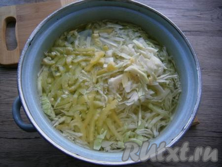 Когда картофель будет готов, добавить в кастрюлю нашинкованную капусту, нарезанный соломкой болгарский перец, довести до кипения.