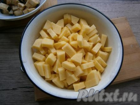 Очищенный картофель нарезать небольшими кубиками.