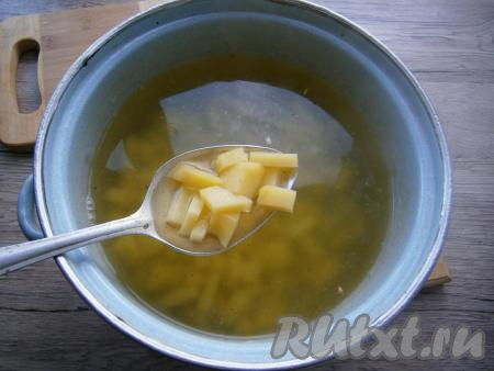 Налить в кастрюлю воду (или бульон), поставить на огонь, после закипания воды выложить картофель. Снова довести до кипения, уменьшить огонь, посолить по вкусу, варить картошку до готовности (20-25 минут).