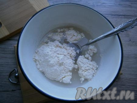 В теплую воду всыпать соль и сахар, перемешать до полного растворения кристаллов соли и сахара, затем добавить, приблизительно, 1/3 часть муки, перемешать ложкой.