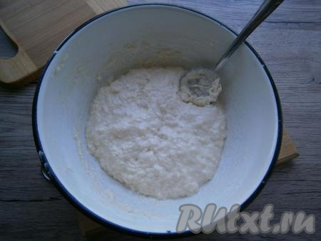 Должно получиться тесто, напоминающее густую сметану или тесто для оладий.