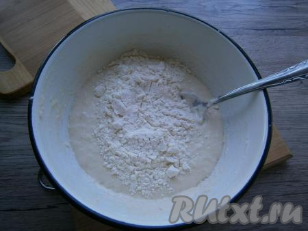 Добавить оставшуюся муку.