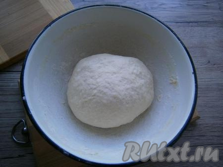 Замесить мягкое, эластичное, гладкое, но не липнущее тесто, которое накрыть пленкой и оставить при комнатной температуре на 30 минут.