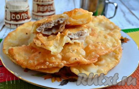 Теперь тесто готово к работе! Разделить его на небольшие части, каждую - тонко раскатать. Выложить начинку для чебуреков и жарить их в большом количестве растительного масла. Вот такие получаются чебуреки из данного теста - очень классные!