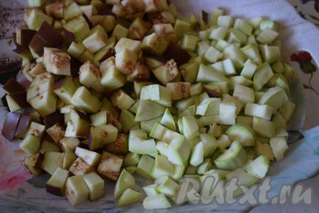 Далее нарежем на кубики кабачки и баклажаны.