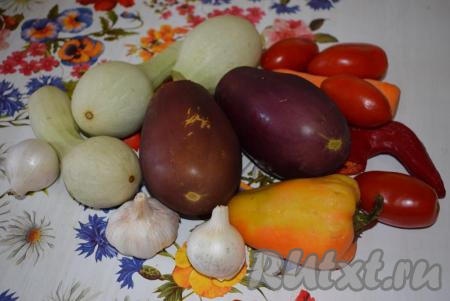Овощи вымоем. Обрежем плодоножки у баклажанов и кабачков (если кабачки не очень молодые, тогда очистите их от кожуры и удалите семена), удалим семенную коробочку из перца, очистим от кожицы лук,&nbsp;морковь и чеснок, у помидоров обрежем кончики.