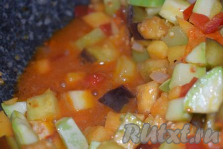 В процессе тушения овощи дадут много сока и будут томиться в&nbsp;собственном соку.