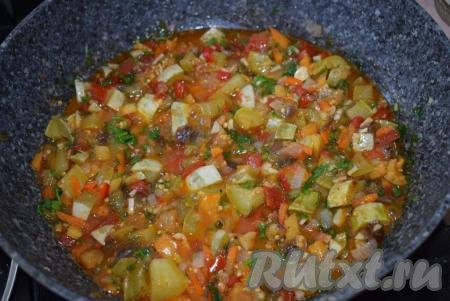 Перемешиваем зелень с чесноком и острым перцем с тушеными овощами и выключаем огонь.