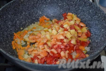 Сразу же накроем сковороду крышкой и будем томить овощи на небольшом огне до прозрачности лука (примерно, 10-12 минут), периодически помешивая. Далее добавим в сковороду болгарский перец и помидоры.