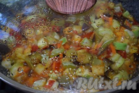 Накроем сковороду крышкой и будем тушить наши овощи на слабом огне, примерно, 25-30 минут.