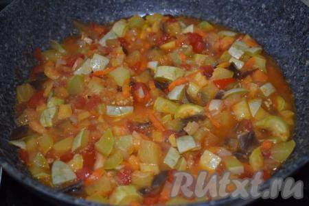 Когда тушеные овощи станут мягкими и практически готовыми (как на фото), добавляем в сковороду специи, соль, молотый черный перец, перемешиваем.