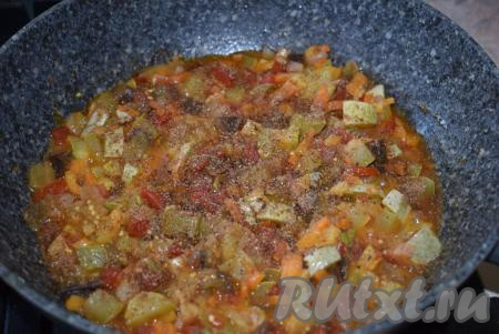 Когда тушеные овощи станут мягкими и практически готовыми (как на фото), добавляем в сковороду специи, соль, молотый черный перец, перемешиваем.