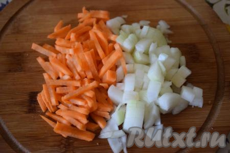 Мелко нарежем лук и морковь.