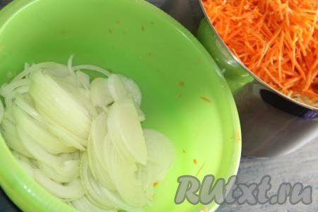 Нарезать очищенный лук тонкими полукольцами.