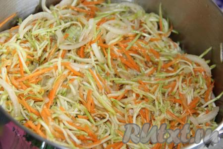 Ещё раз перемешать и, накрыв кастрюлю крышкой, оставить овощи на 2-4 часа при комнатной температуре.