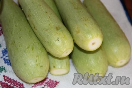 Кабачки для этого рецепта лучше использовать молодые - с мягкой шкуркой и без семечек, готовить их можно&nbsp;не очищая от кожуры. Кабачки вымыть и обсушить.