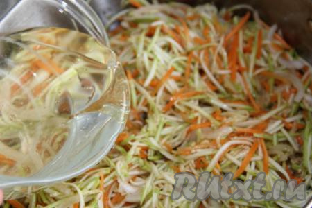 Хорошо перемешать овощи со специями, затем влить растительное масло и уксус.