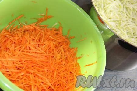 Очищенную морковку тоже натереть на тёрке для моркови по-корейски.