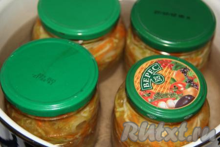 Поставить кастрюлю с банками с корейской закуской из кабачков на средний огонь и стерилизовать 15 минут с момента закипания.