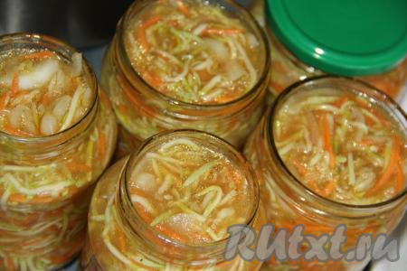 Разложить овощи по стерильным банкам (простерилизовать банки можно любым удобным для вас способом). Поставить банки с закуской в кастрюлю с тёплой водой (чтобы банки не лопнули в процессе стерилизации, на дно кастрюли можно положить полотенчико или тряпочку, сложенную в 2-3 раза), вода должна доходить до "плечиков" банок. Прикрыть банки прокипяченными крышками.