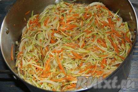 Овощи дадут сок и хорошо пропитаются специями.