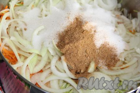 Затем добавить соль и приправу.