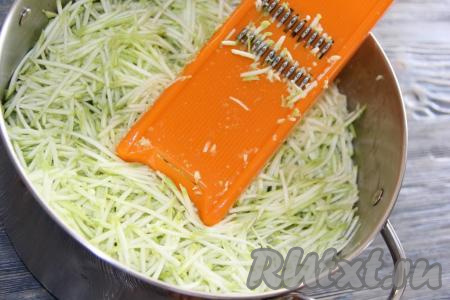 Кабачки натереть на тёрке для моркови по-корейски и поместить в глубокую кастрюлю.