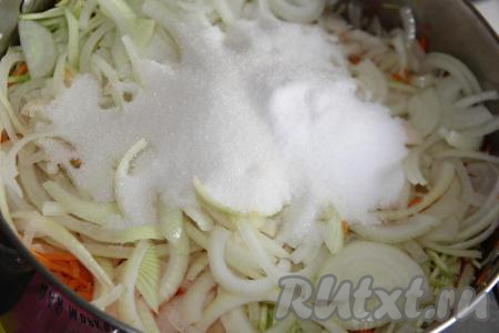 Лук, морковь и сахар добавить в кастрюлю к кабачкам.