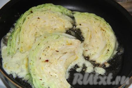 В сковороду влить растительное масло и разогреть. Выложить дольки капусты в сковороду так, чтобы они заполнили все дно.