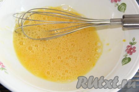 Яйца вбить в миску и слегка взбить венчиком.
