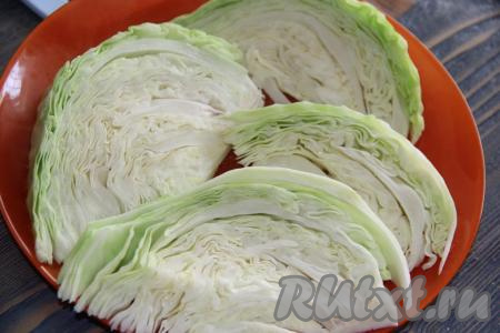 Капустные дольки выложить на плоскую тарелку в один слой и поместить в микроволновку. Готовить при максимальной мощности 3 минуты. Капуста станет мягкой.
