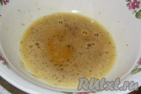 Добавить соль и специи, хорошо перемешать яичную смесь. Я положила 1 чайную ложку соли и 1/2 чайной ложки&nbsp;специй.