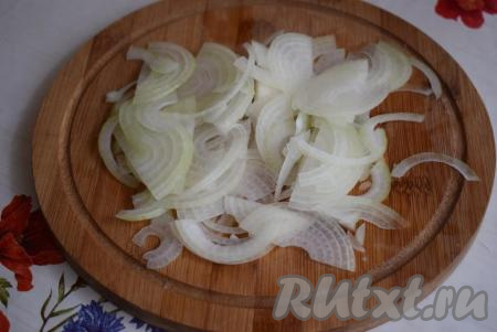 Нарежем очищенный лук на тоненькие полукольца, для этого нам понадобится острый нож.