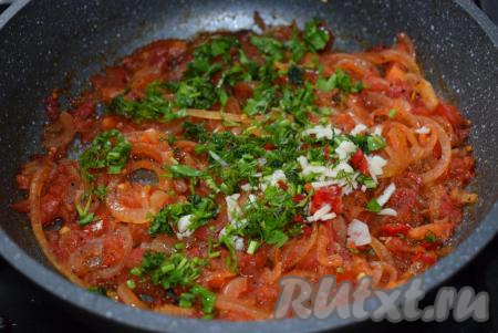 Добавим к овощной подливе зелень, чеснок, острый перец и перемешаем.