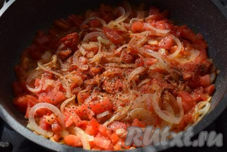 К овощной подливе добавим&nbsp;соль, чёрный молотый перец, специи.