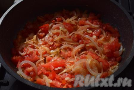 Продолжаем томить овощи на слабом огне еще, примерно, 10 минут, иногда помешивая.