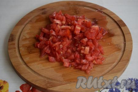 Вымытый помидор нарежем на мелкие кубики.