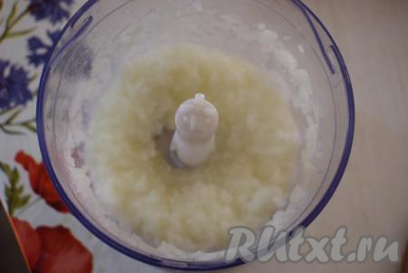 Лук очистим, нарежем на кубики и прокрутим в блендере.&nbsp;Выложим лук к мясу.