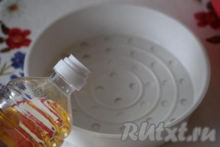 Для того чтобы в дальнейшем ханум не прилип к форме для варки на пару, форму необходимо обязательно смазать растительным маслом.