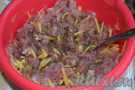 Добавим соль, чёрный молотый перец и специи, перемешаем начинку,&nbsp;добавим растительное масло для сочности.