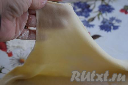 Тесто для ханума по данному рецепту получается очень эластичным, хорошо тянущимся и не рвется при работе с ним.