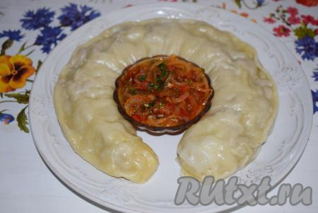 Достаем ханум из мультиварки и перекладываем на тарелку для подачи. Верх&nbsp;можно смазать кусочком сливочного масла.