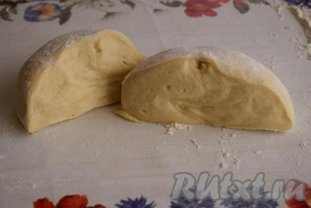 Разделяем тесто на 2 половины.