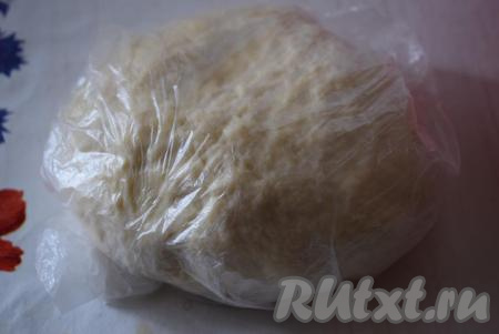 Заворачиваем тесто в пленку и убираем в холодильник на 30 минут.