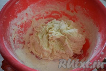 Вливаем воду и начинаем замешивать тесто сначала при помощи ложки.