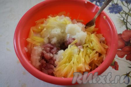 Далее очищенный картофель нарежем очень тоненькой соломкой и также добавим к начинке.