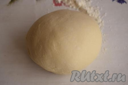 Достаем охлажденное тесто из холодильника, оно станет мягким, гладким и податливым.