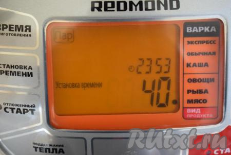 Сворачиваем рулет полукругом и перекладываем в форму для варки на пару. В основную чашу мультиварки&nbsp;наливаем воду, согласно инструкции.&nbsp;Вверх&nbsp;ставим форму с ханумом, крышку мультиварки закрываем и включаем режим "Пароварка", выбрав вид продукта "Мясо", длительность 40 минут.